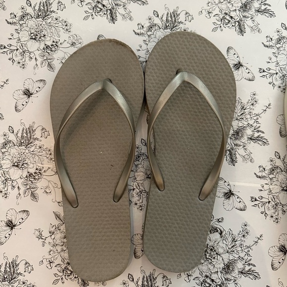 🥳 4 for $20 Sale!! 🥳 2 PAIR Old Navy Flip Flops Size 5/6 - Picture 2 of 6